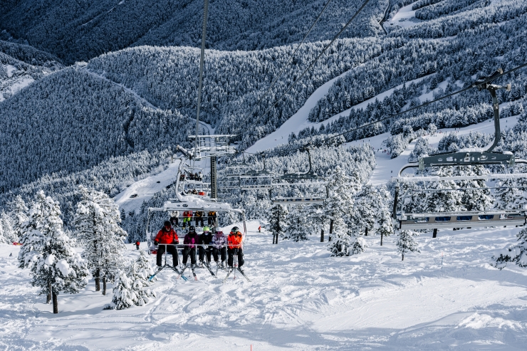 Uns esquiadors al telecadira de Pal Arinsal.